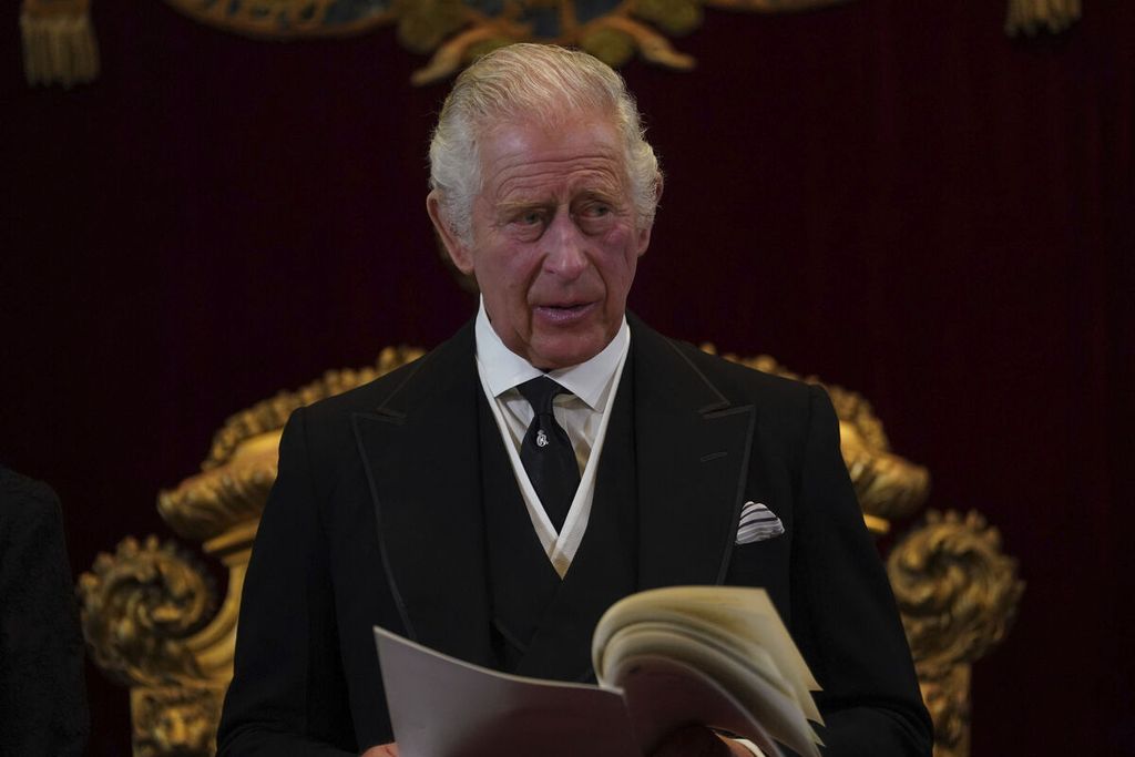 Raja Inggris Charles III berpidato di Istana St James, London, 10 September 2022. Ia resmi menjadi kepala negara Kerajaan Inggris Raya menggantikan ibunya, Ratu Elizabeth II, yang mangkat.