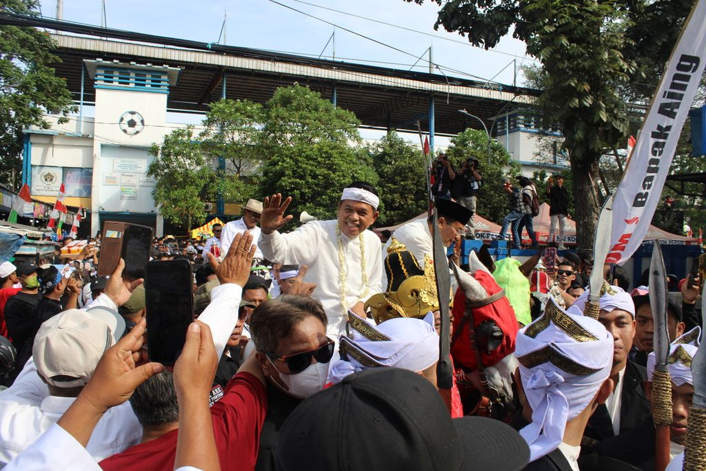 Dedi Mulyadi menyapa pendukungnya dalam kirab dari Lapangan Sidolig, Kota Bandung, Jawa Barat, Selasa (27/8/2024). 