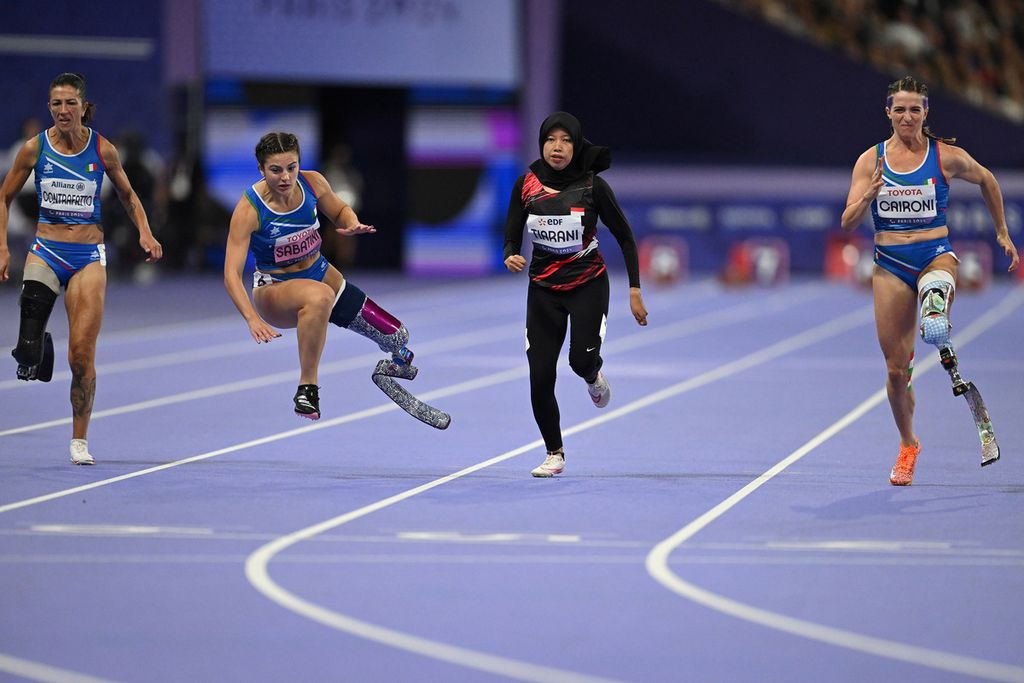 Sprinter Indonesia Karisma Evi Tiarani (dua kanan) dalam pertandingan final nomor 100 meter T63 putri Paralimpiade Paris 2024 di Stadion Stade de France, Paris, Prancis, Sabtu (07/09/2024). Karisma Evi berhasil meraih medali perak dengan catatan waktu 14,26 detik.