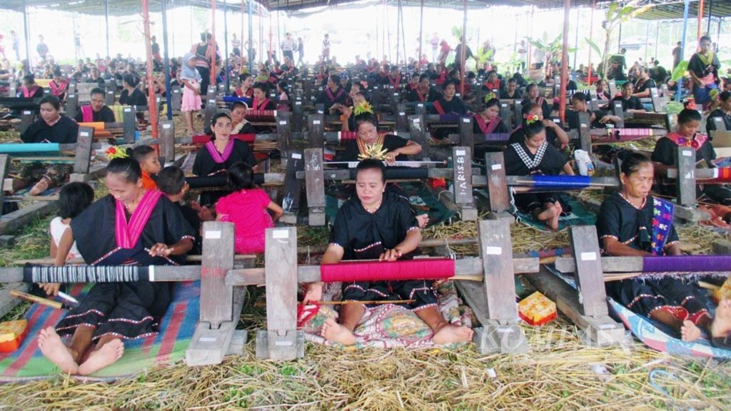 Sedikitnya 1.500 orang perajin tenun kain songket Desa Sukarara, Lombok Tengah, Nusa Tenggara Barat, menenun massal, Rabu (26/7). Produk buatan tangan ini menjadi cenderamata bagi wisatawan yang berkunjung ke Lombok.