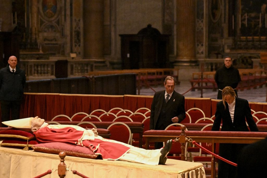 PM  Italia Giorgia Meloni (kanan) melayat Paus Emeritus Benediktus XVI di Vatikan, Senin (2/1/2023).  Meloni secara terbuka menyebut pikiran Benediktus XVI menginspirasi dia dan rekan-rekannya di partai.  