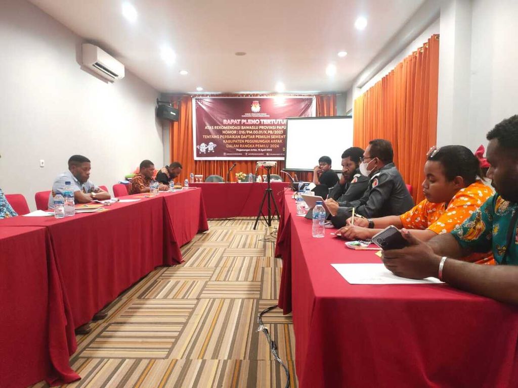 Suasana pelaksanaan rapat pleno perbaikan daftar pemilih sementara oleh Komisi Pemilihan Umum Pegunungan Arfak beserta Badan Pengawas Pemilu Pegunungan Arfak di Distrik Anggi, Pegunungan Arfak, Papua Barat, Sabtu (15/4/2023).