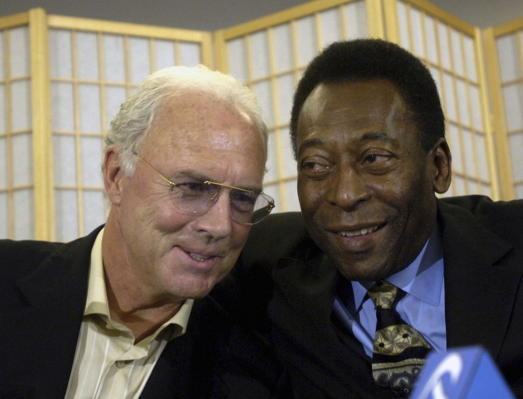 Dua legenda sepak bola dunia, Franz Beckenbauer dan Pele, menghadiri konferensi pers di New York, Amerika Serikat, dalam foto bertanggal 7 April 2006. Beckenbauer yang pernah mengangkat trofi juara Piala Dunia sebagai pemain dan pelatih telah meninggal dunia dalam usia 78 tahun.