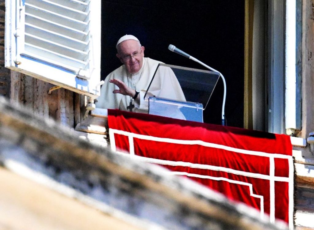 Paus Fransiskus melambaikan tangan kepada orang banyak selama doa Angelus dari jendela Istana Apostolik yang menghadap ke Lapangan Santo Petrus, di Vatikan, Minggu (31/7/2022). 