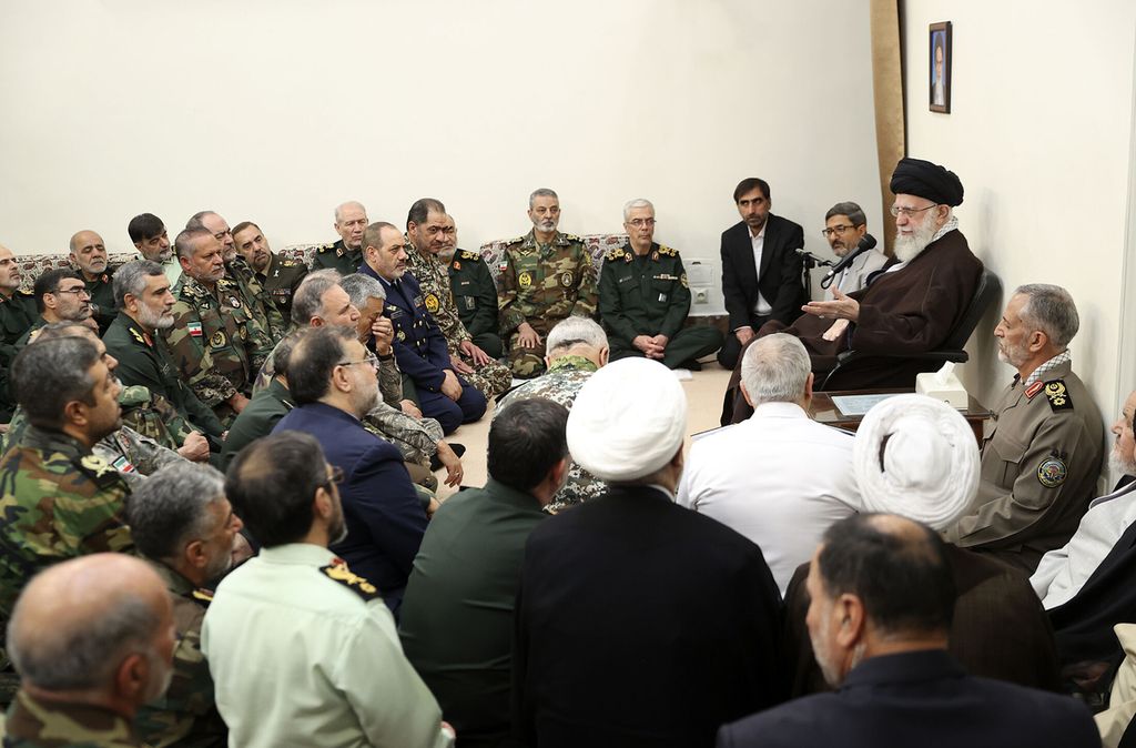 Pemimpin Tertinggi Iran Ayatollah Ali Khamenei (kanan, duduk di kursi) memberikan pengarahan di sekeliling para pejabat senior militer Iran di Teheran, Iran, 21 April 2024. 