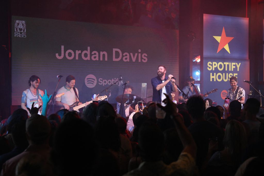 Penyanyi Amerika Serikat, Jordan Davis, dalam salah satu konser yang digelar Spotify di Tennesse, AS, Juni 2022.