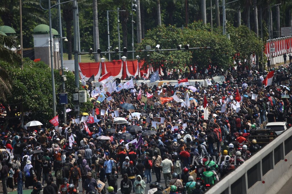 Peserta aksi membentangkan poster dan spanduk berisi tuntutan mereka saat unjuk rasa di depan Kompleks Parlemen, Jakarta, Kamis (22/8/2024). 