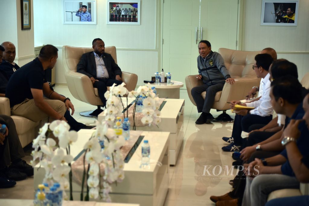 Menteri Pemuda dan Olahraga Zainudin Amali (ujung kanan) menerima perwakilan klub Liga 2 dan Asosiasi Pemain Profesional Indonesia dalam konferensi pers di kantor Kemenpora, Jakarta, Senin (30/1/2023). 
