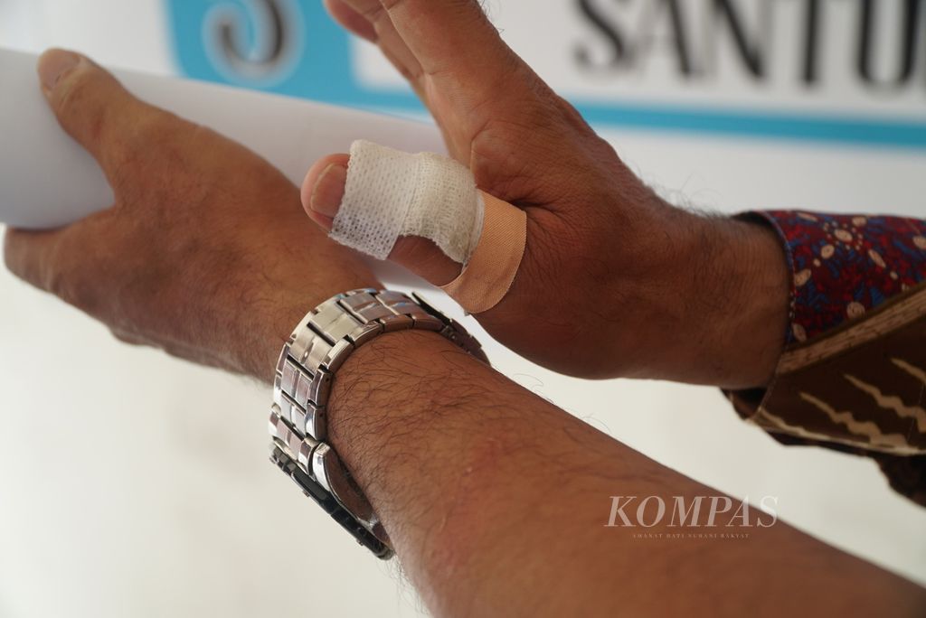 Jempol tangan kanan Kepala SMA Yayasan Dr H Abdullah Ahmad PGAI Padang Yunarlis yang luka dan mendapat dua jahitan akibat penganiayaan yang dialaminya di lingkungan sekolah oleh sekelompok warga, Padang, Sumbar, Jumat (4/11/2022).