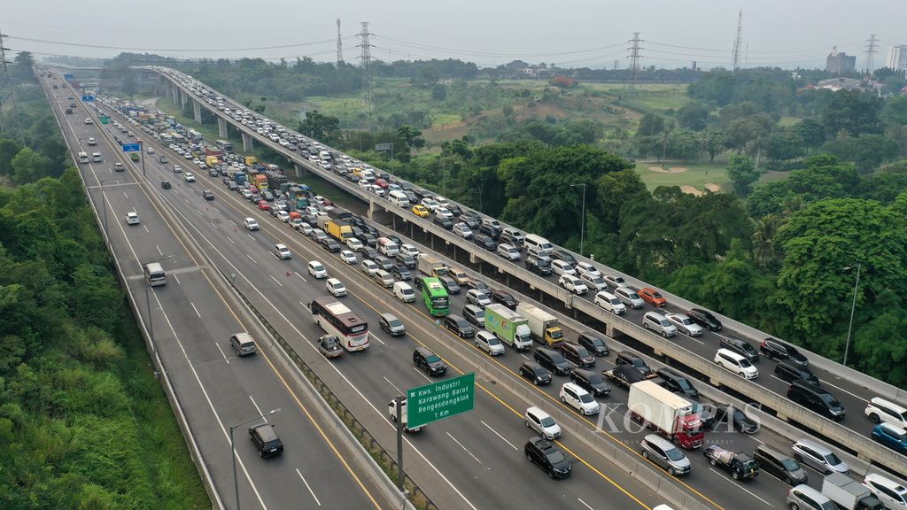 Kepadatan lalu lintas di Jalan Tol Jakarta-Cikampek Km 47 di Karawang, Jawa Barat, Sabtu (23/12/2023).