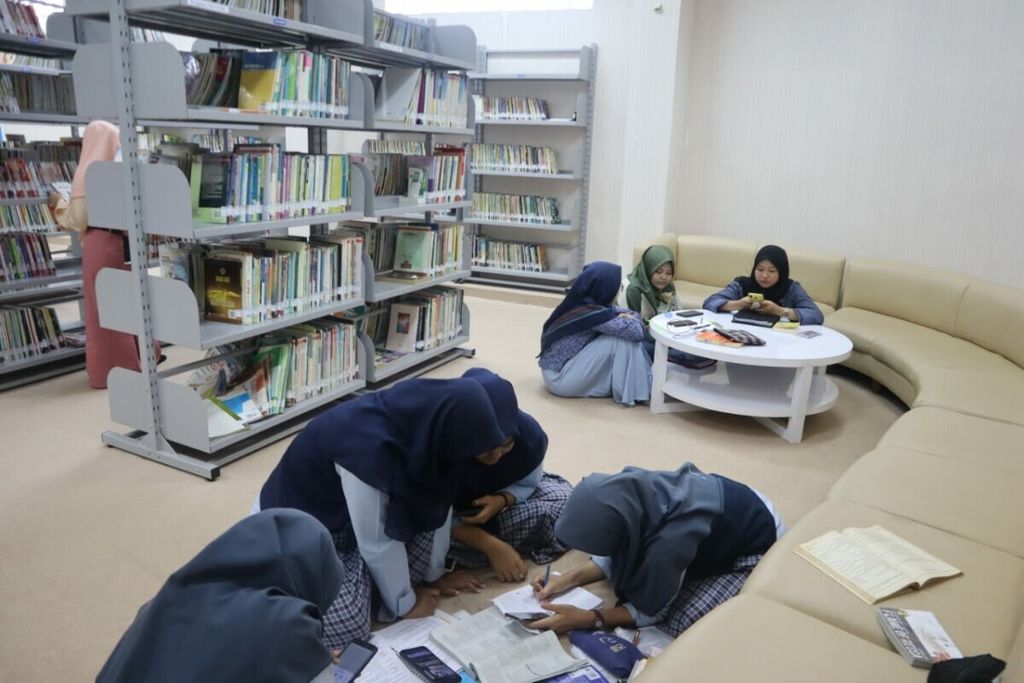 Siswa membaca di Perpustakaan Digital Purwakarta, Jawa Barat, Kamis (30/1/2020). 