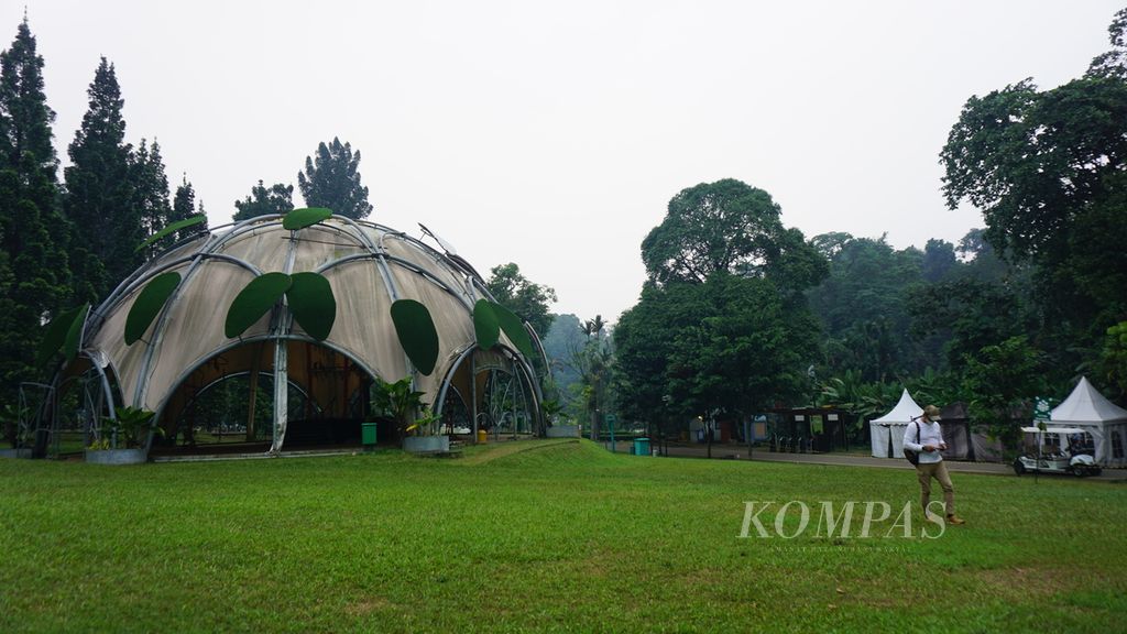 Kondisi rumput di area Ecodome, Kebun Raya Bogor, Jawa Barat, Sabtu (2/7/2022), sudah tampak rapi dan hijau. Sebelumnya kondisi rumput di area Ecodome tampak rusak dan berlumpur seusai menjadi lokasi penyelenggaraan konser musik selama tiga hari pada 24-26 Juni 2022. Selama dua hari terakhir berlangsungnya acara tersebut, cuaca di Bogor diguyur hujan dengan intensitas sedang hingga lebat.
