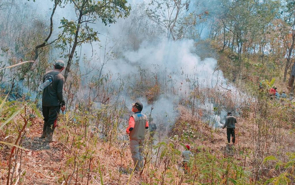 Sejumlah petugas berupaya memadamkan kebakaran hutan dan lahan di lereng Gunung Agung di wilayah Dusun Belong, Desa Ban, Kecamatan Kubu, Karangasem, Minggu (1/10/2023) siang.