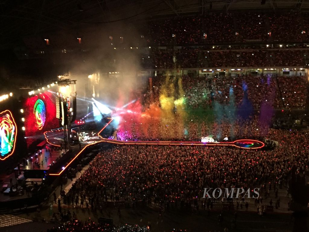 Konser Coldplay bertajuk "A Head Full of Dreams" di National Stadium, Singapura, Sabtu (1/4/2017).