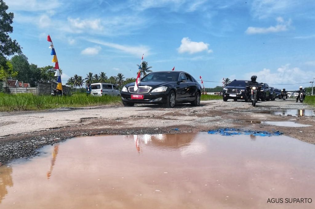 Presiden Joko Widodo menyusuri Jalan Terusan Ryacudu di Kabupaten Lampung Selatan, Lampung, 5 Mei 2023. Kubangan-kubangan besar menghadang, sementara sebagian besar jalan sudah tidak beraspal. Kendaraan pun hanya bisa melaju pelan.