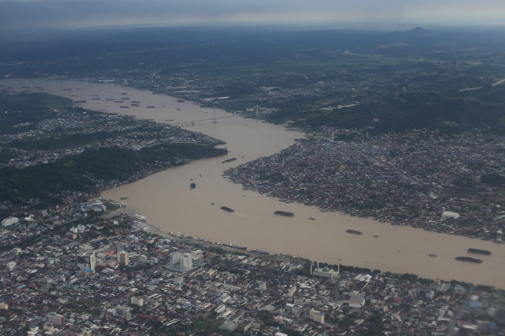 Ponton pengangkut batu bara dari daerah hulu menyusuri Sungai Mahakam yang membelah Kota Samarinda, Kalimantan Timur, Rabu (25/12/2019). 