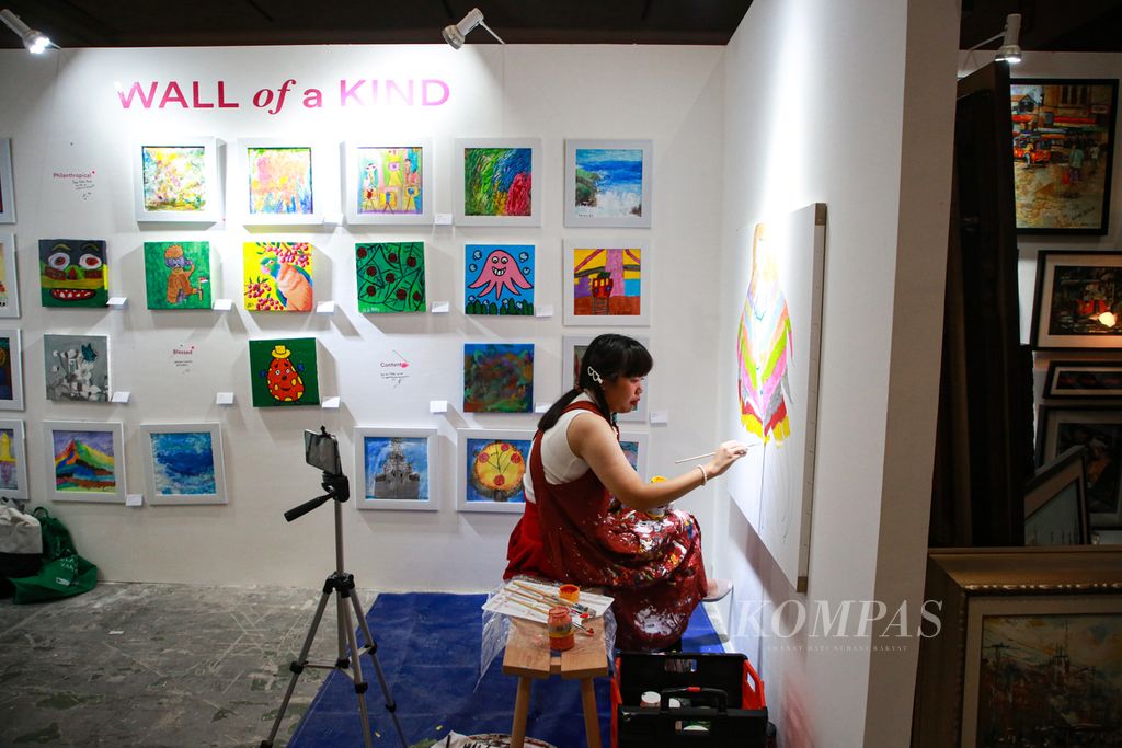 Seorang seniman melukis di hadapan pengunjung pada pembukaan Art Jakarta 2022 di Jakarta Convention Center, Senayan, Jakarta, Jumat (26/8/2022). 