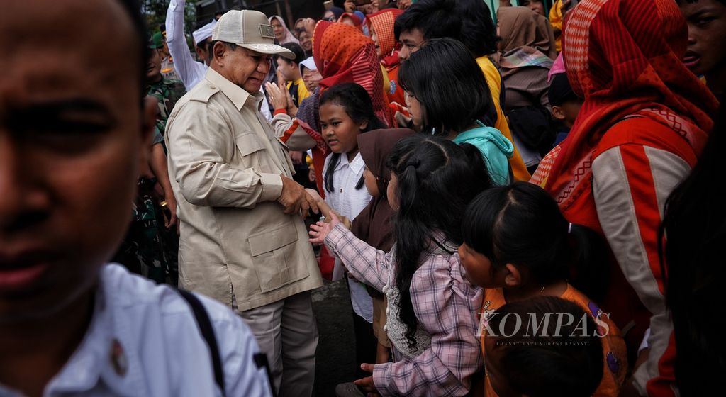 Menteri Pertahanan Prabowo Subianto disambut anak-anak saat tiba di Markas Koramil 0912 Lembang, Kabupaten Bandung Barat, Jawa Barat, Jumat (16/6/2023)