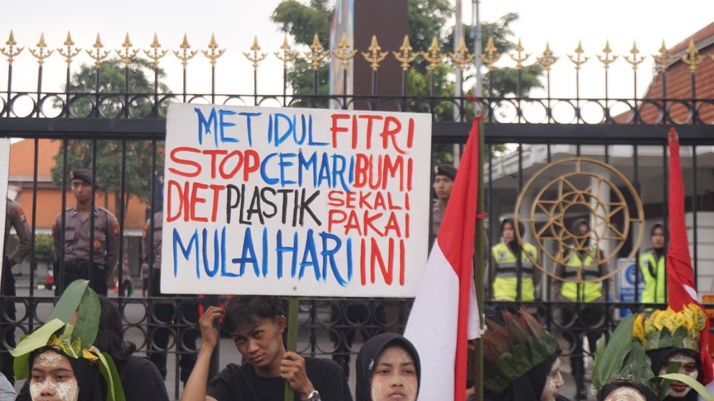 Poster tentang pesan pelestarian alam oleh demonstran dalam aksi penyambutan Hari Bumi 22 April di Gedung Negara Grahadi, Surabaya, Jawa Timur, Senin (17/4/2023). 