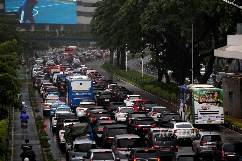Kemacetan lalu lintas di sepanjang ruas Jalan Jenderal Sudirman, Jakarta, Kamis (29/2/2024). Kota Jakarta dan sekitarnya diguyur hujan dengan intensitas sedang sejak dini hari sehingga menimbulkan genangan di sejumlah ruas jalan. 