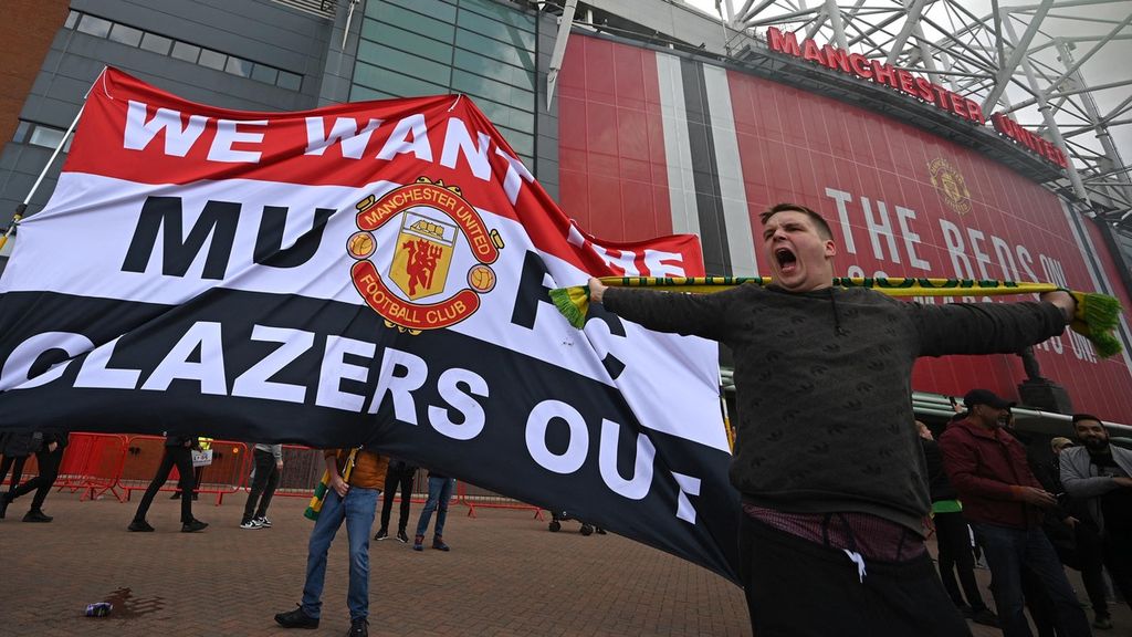 Pendukung memprotes keluarga Glazer sebagai pemilik Manchester United di luar Stadion Old Trafford, Manchester, Inggris, beberapa waktu lalu. 