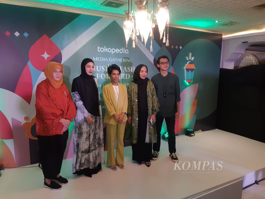 Dewi Sandra (kedua dari kiri) dan beberapa praktisi <i>fashion</i> berpose di sela-sela Media Gathering Muslim Fash Forward: Tokopedia Dukung UMKM Lokal, Majukan Industri Fesyen Indonesia, Kamis (1/9/2022), di Jakarta.