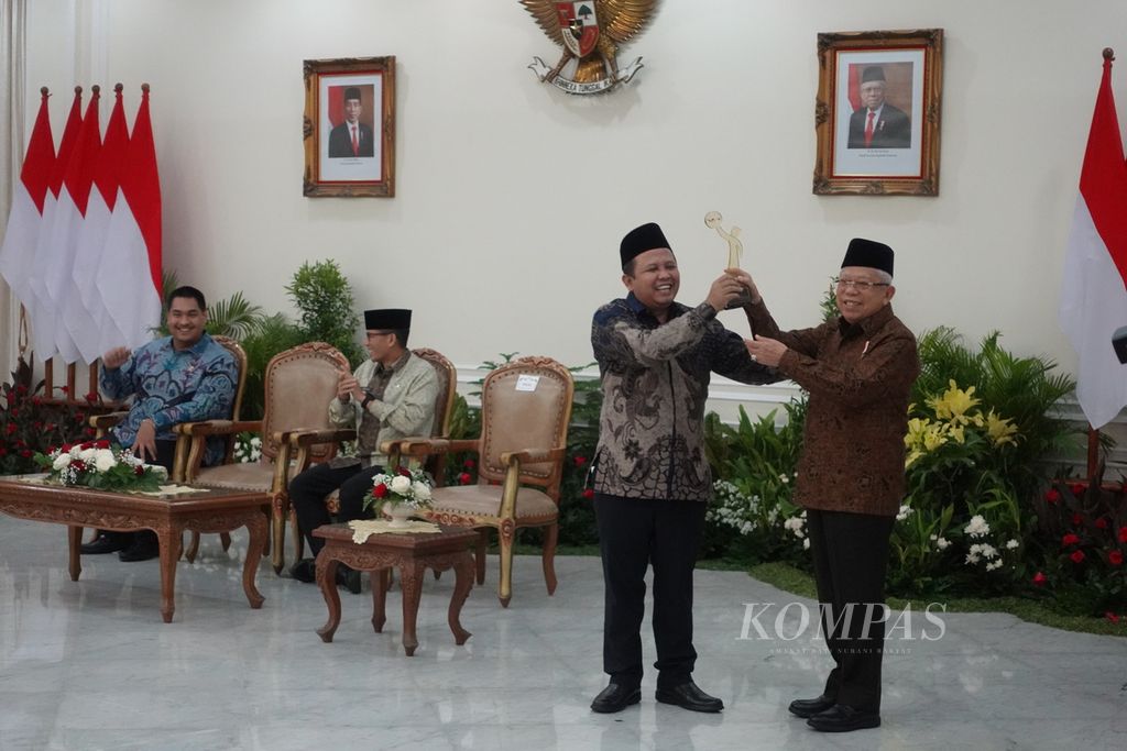 Wakil Presiden Ma’ruf Amin pada acara Santripreneur Award 2023 di Istana Wakil Presiden, Jalan Medan Merdeka Selatan, Jakarta, Senin (20/11/2023).