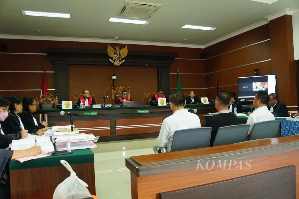 Suasana sidang pemeriksaan saksi dalam kasus dugaan korupsi di lingkungan Perusahaan Daerah Air Minum (PDAM) Manado di Pengadilan Negeri Manado, Sulawesi Utara, Senin (8/5/2023). 