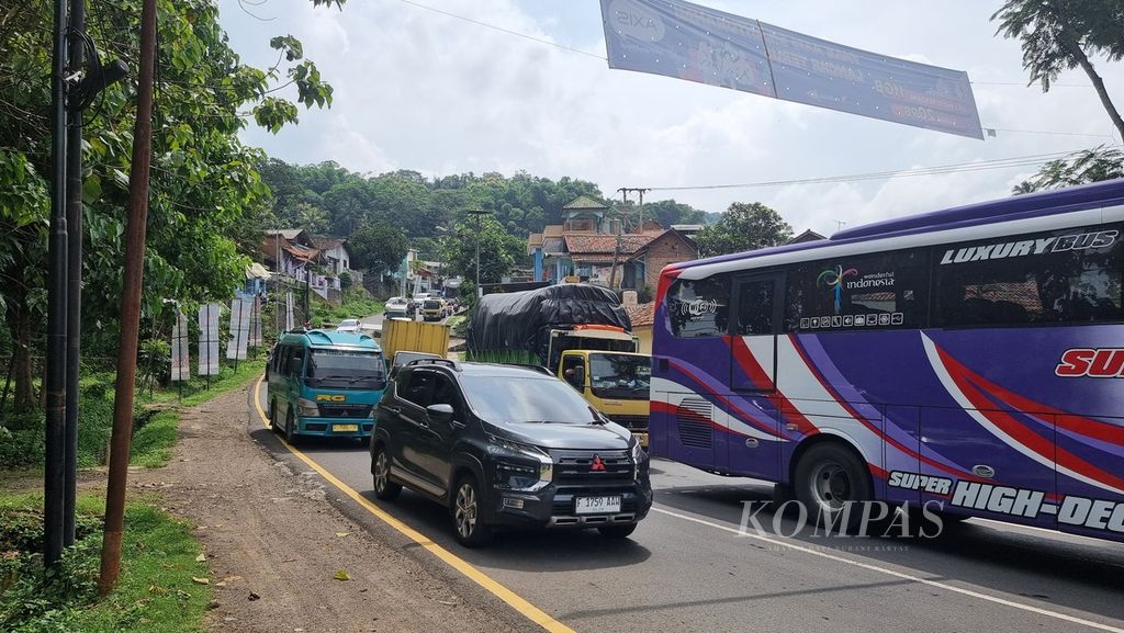Kendaraan memadati ruas Jalur Nagreg, Kabupaten Bandung, Jawa Barat, Sabtu (6/4/2024). 