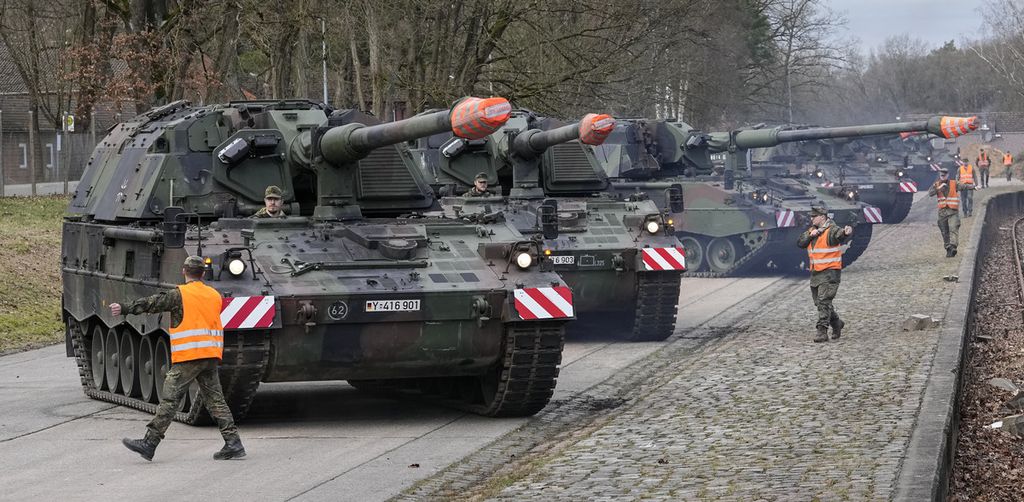 Tank-tank Jerman diparkir di pangkalan Munster, Jerman, 14 Februari 2022. Kanselir Jerman Olaf Scholz mengumumkan perubahan paradigma Bundeswehr atau militer Jerman. Kini Bundeswehr fokus melindungi Jerman dari serangan negara lain.