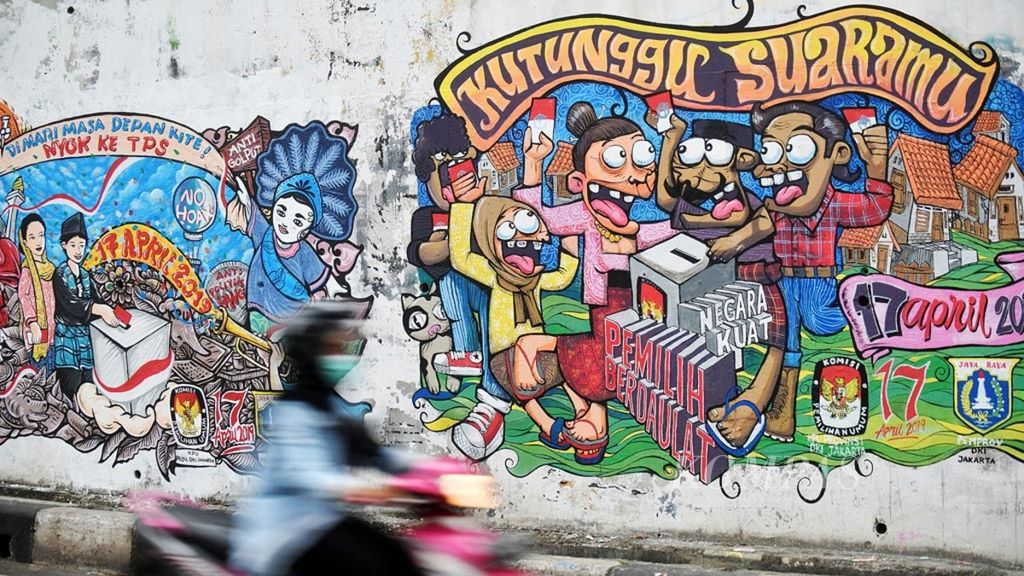 Sosialisasi untuk mengajak masyarakat berpartisipasi dalam Pemilu 2019 tergambar dalam mural di Dukuh Atas, Jakarta (1/4/2019). 
