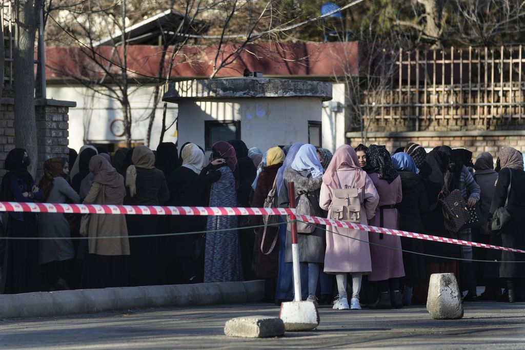 Para mahasiswi Afghanistan mengantre di salah satu pintu gerbang Universitas Kabul di Kabul, Afghanistan, 26 Februari 2022. 