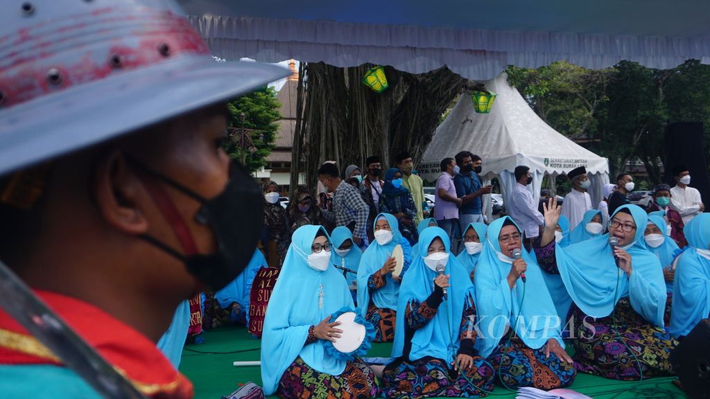 Hadrah yang ditampilkan dalam acara bertajuk ”Semarak Ramadan 2022” di Kota Surakarta, Jawa Tengah, Sabtu (2/4/2022). Acara tersebut bertujuan untuk menyemarakkan suasana Ramadhan di kota tersebut.