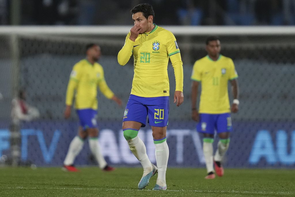 Reaksi pemain Brasil, Raphael Veiga, dan rekan satu timnya setelah kekalahan 0-2 dari Uruguay pada kualifikasi Piala Dunia FIFA 2026 di Stadion Centenario di Montevideo, Uruguay, Rabu (18/11/2023) dini hari WIB. 