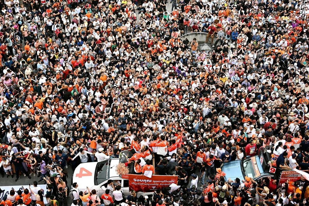 Ketua Partai Bergerak Maju dan calon perdana menteri Thailand, Pita Limjaroenrat (kemeja putih di tengah), mengikuti parade kemenangan di Bangkok pada 15 Mei 2023.