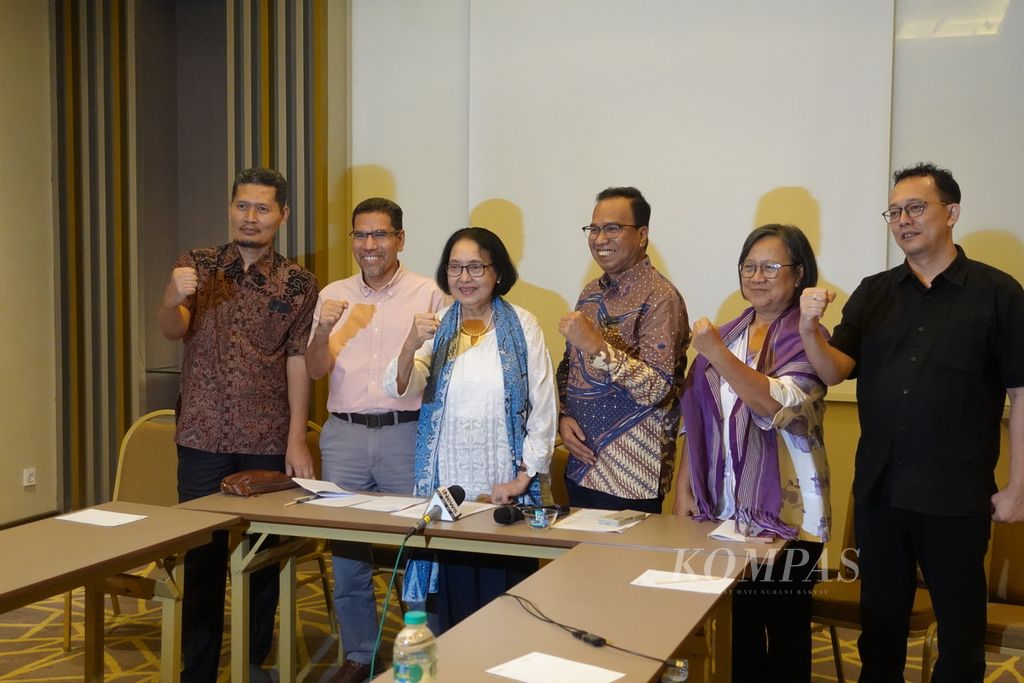 Mantan pimpinan dan komisioner Komnas HAM berfoto bersama seusai menyampaikan seruan keprihatinan terkait upaya menyelamatkan HAM dan demokrasi melalui Pemilihan Umum 2024 di Jakarta, Jumat (9/2/2024).