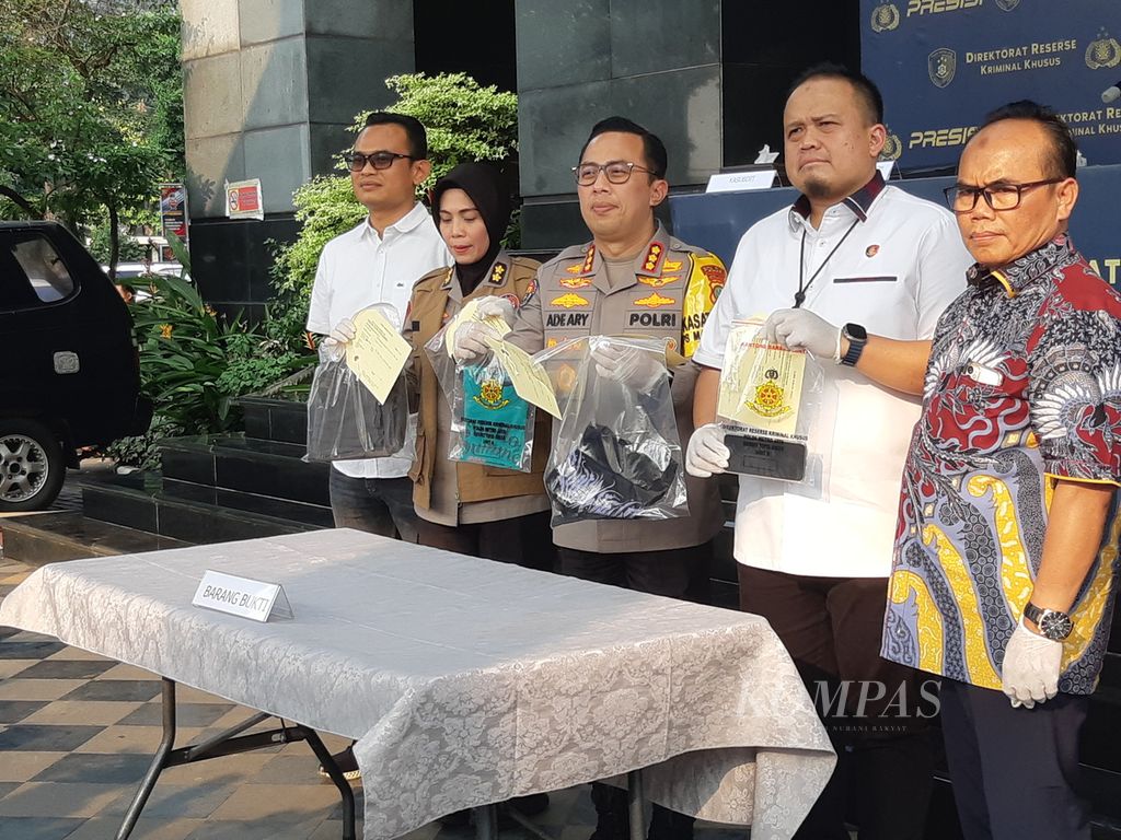 Jajaran Polda Metro Jaya memperlihatkan sejumlah barang bukti kasus pembuatan dan penyebaran kasus asusila antara ibu dan anak kandungnya di Tangerang Selatan, Rabu (5/6/2024). Tindakan ini dilakukan R karena tergiur uang.