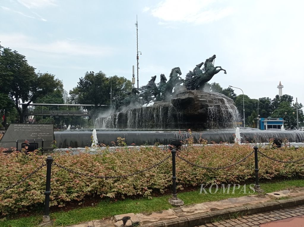Patung Arjuna Wijaya di kawasan Medan Merdeka, Gambir, Jakarta, dengan Tugu Monas tampak di kejauhan, Minggu (10/4/2022). Status Jakarta sebagai ibu kota negara dalam waktu dekat mesti ditanggalkan karena perpindahan ibu kota negara ke Nusantara di Kalimantan Timur. 