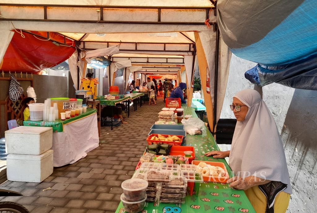 Area bazar takjil di sekitar Masjid Raya Baiturrahmah, Dusun Wanasari atau Kampung Jawa, Desa Dauh Puri Kaja, Kecamatan Denpasar Utara, Kota Denpasar, Bali, menjadi pilihan tempat mencari beraneka camilan untuk berbuka puasa, Rabu (13/3/2024).