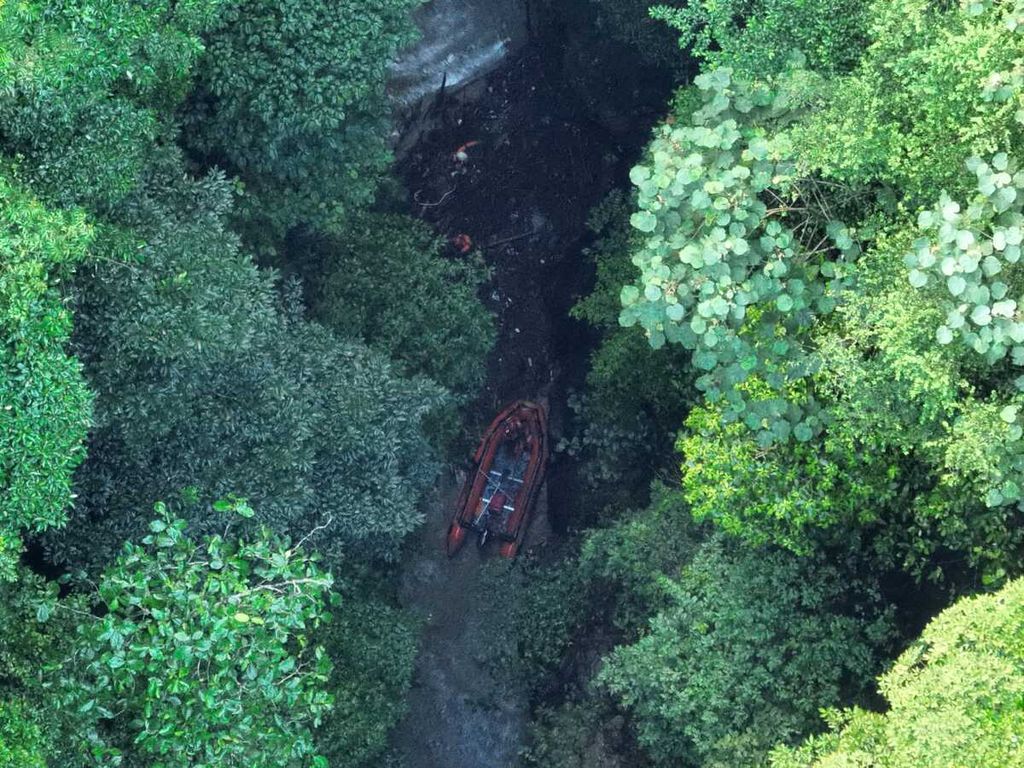 Kamera <i>drone </i>menemukan seorang personel Kantor SAR Medan yang hilang karena perahunya terbalik saat mencari korban hanyut di Sungai Lau Biang, Kecamatan Kutabuluh, Kabupaten Karo, Sumatera Utara, Kamis (17/10/2024).