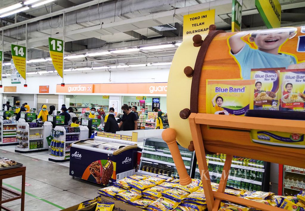 Pengunjung melakukan pembayaran belanjaan di kasir di supermarket ritel di kawasan Larangan, Kota Tangerang, Banten, Kamis (23/4/2020). Menjelang pelaksanaan puasa, pasar tradisional dan supermarket dipadati warga yang hendak berbelanja aneka bahan makanan. 