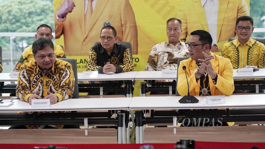 Ketua Umum Partai Golkar Airlangga Hartarto (kiri) bersama Gubernur Jawa Barat Ridwan Kamil (kanan) menggelar konferensi pers di kantor DPP Partai Golkar, Slipi, Jakarta, Rabu (18/1/2023). 