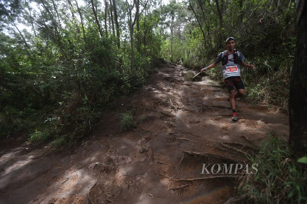 Pelari menuruni Bukit Mongkrang dalam perlombaan Siksorogo Lawu Ultra 2023 di kawasan Tawangmangu, Kabupaten Karanganyar, Jawa Tengah, Sabtu (2/12/2023).