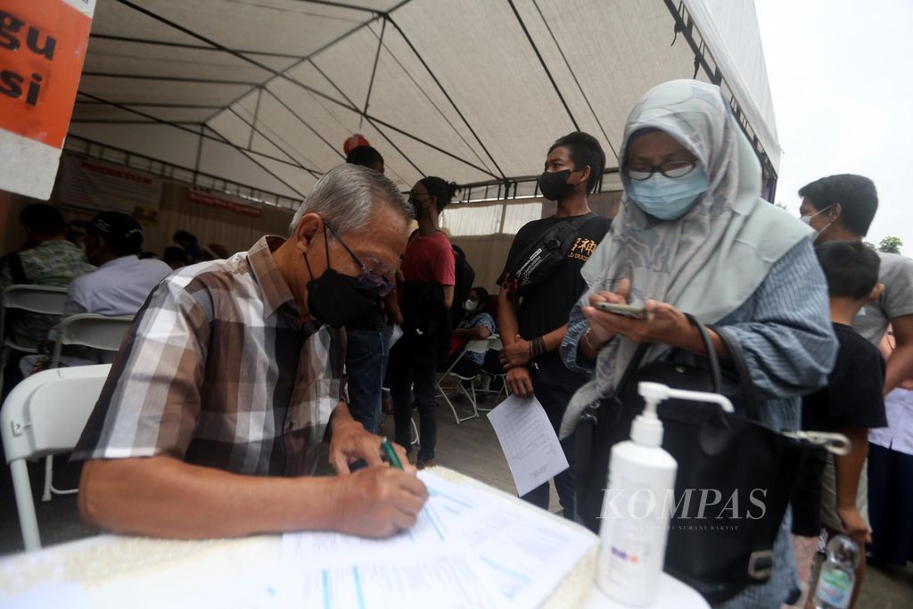 Warga lanjut usia mengisi data diri terlebih dahulu sebelum mengikuti program penyuntikan dosis ketiga atau booster vaksin Covid-19 di Puskesmas Kramat Jati, Jakarta Timur, Rabu (12/1/2022). 