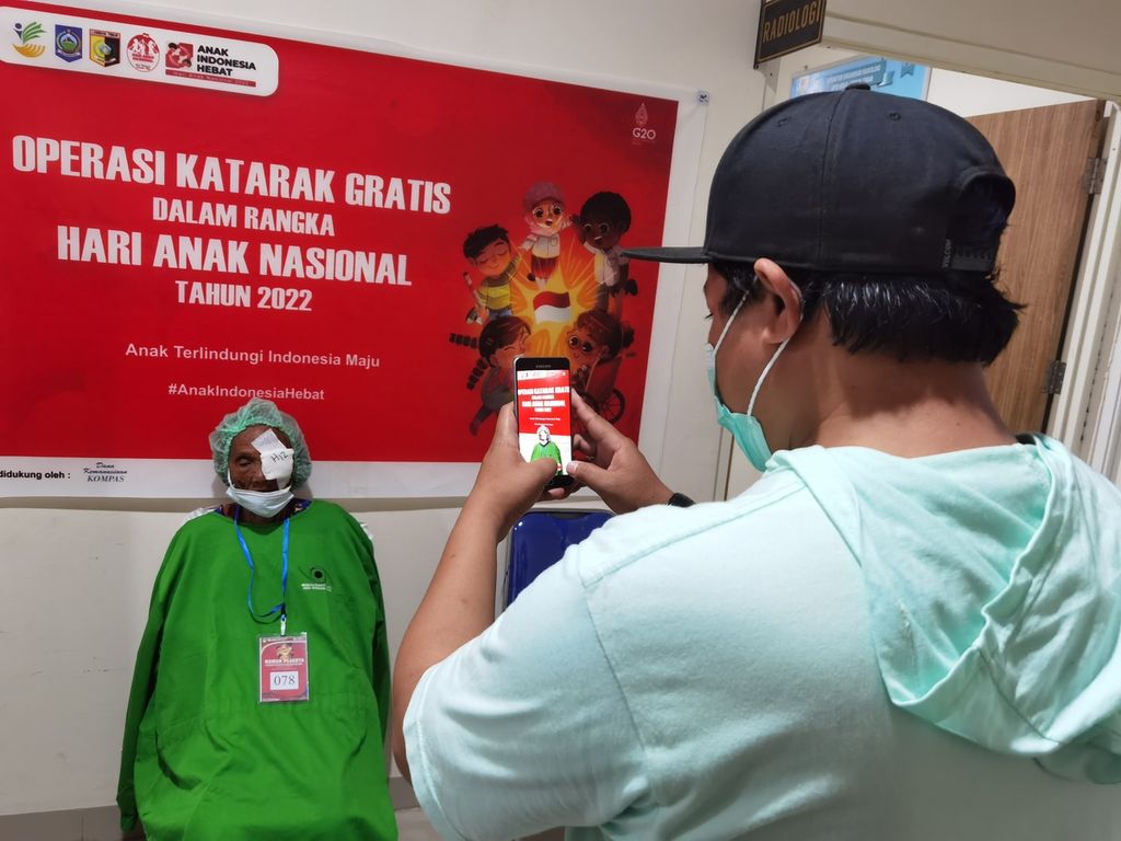 Petugas mengambil foto salah satu pasien katarak yang baru keluar dari ruang operasi UPTD Rumah Sakit Umum Daerah Lombok Timur di Labuan Haji, Selong, Lombok Timur, Nusa Tenggara Barat, Minggu (31/7/2022). 