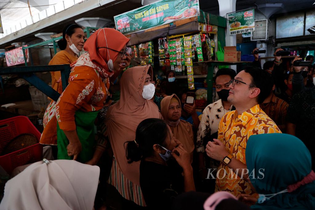 Wakil Menteri Perdagangan Jerry Sambuaga saat berdialog dengan pedagang terkait pasokan beberapa jenis kebutuhan pokok di Pasar Jatingaleh, Kota Semarang, Jawa Tengah, Selasa (19/7/2021).  