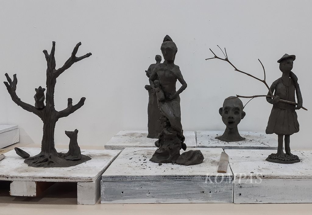 Several sculptures by participants in the sculpture, painting and engraving workshops at the National Gallery, Jakarta, Saturday (27/7/2024).