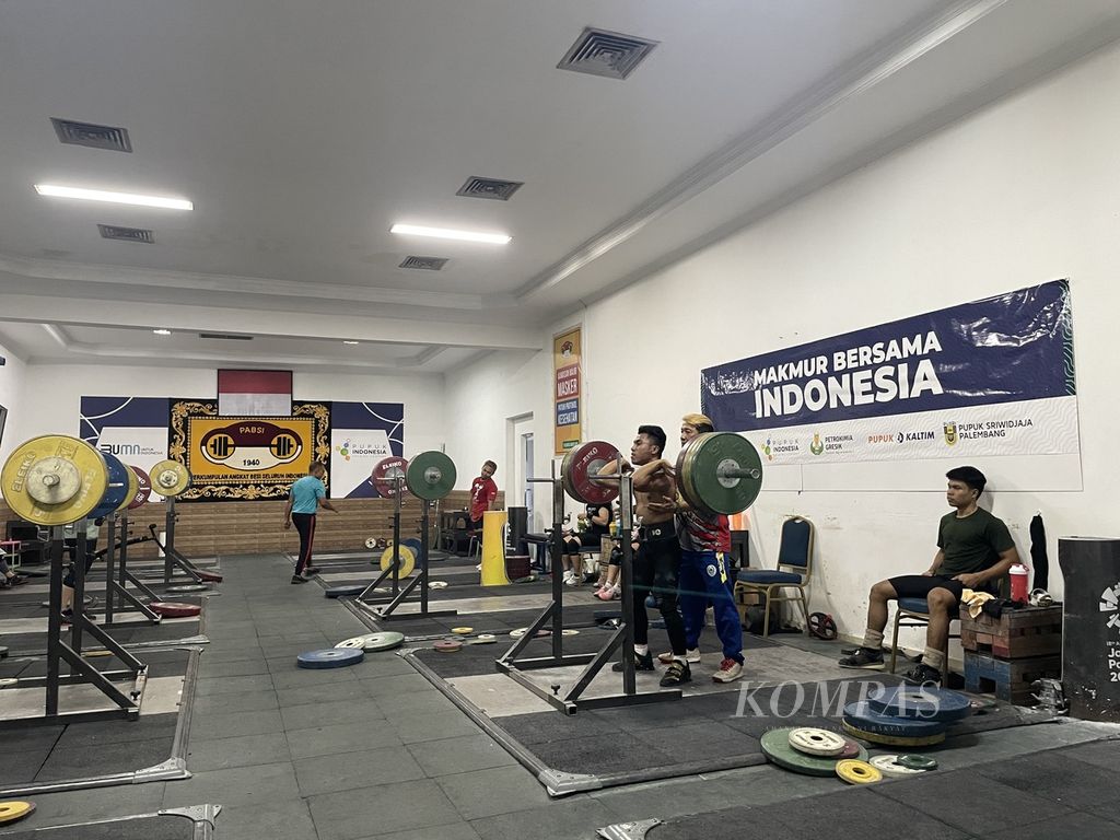 Aktivitas latihan<i> lifter </i>Indonesia menjelang Kejuaraan Dunia di Riyadh, Arab Saudi, pada Selasa (15/8/2023) sore di Mess Kwini, Jakarta.