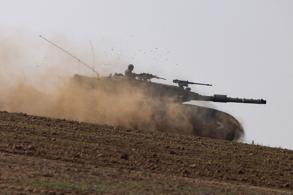 Sebuah tank Israel tengah melaju menuju medan pertempuran di Israel bagian selatan, tak jauh dari perbatasan dengan Jalur Gaza pada Kamis (7/12/2023).