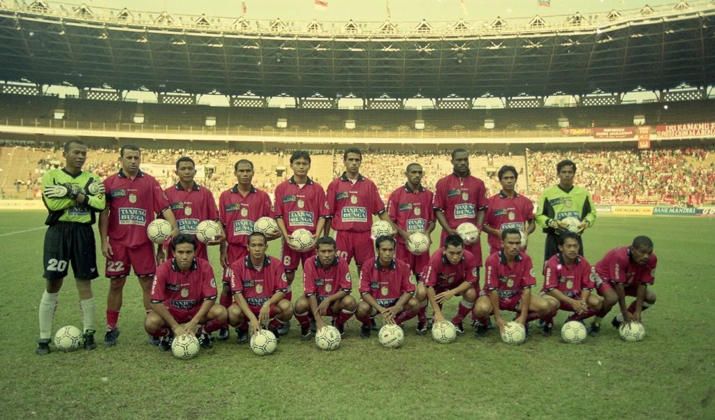 Skuad PSM Makassar berfoto sebelum menjalani partai puncak Liga Bank Mandiri 1999-2000 menghadapi Pupuk Kaltim Bontang di Stadion Gelora Bung Karno, Jakarta, 23 Juli 2000.